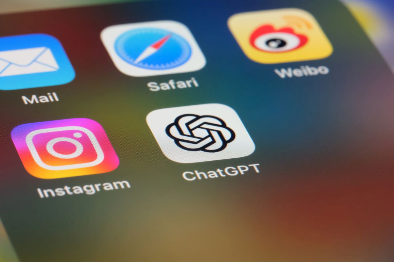 ChatGPT公式iOSアプリの使い方は？特徴や注意点も解説
