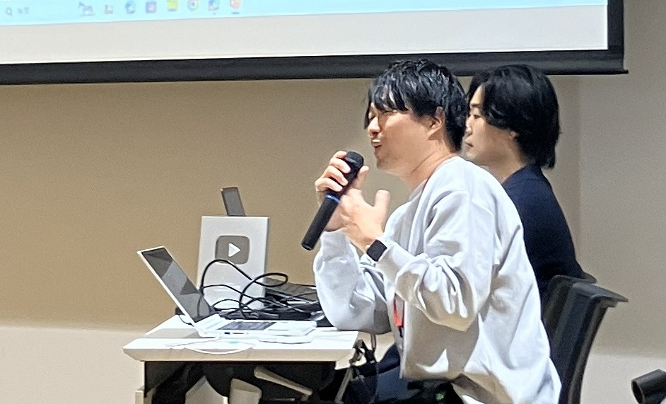 マイクを手に登壇者が講演しているセミナーの様子